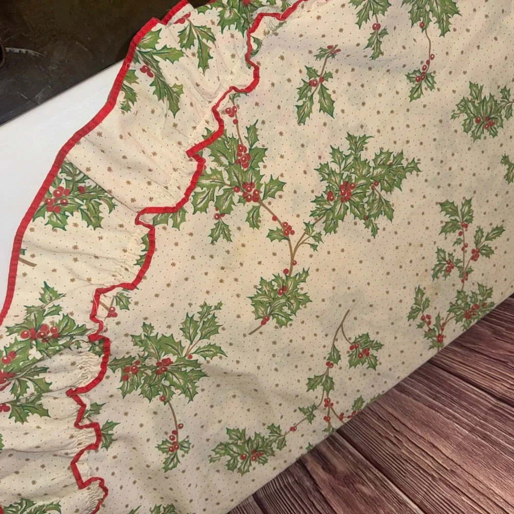Vintage Holly Berry Christmas Round Tablecloth Cream Red Ruffle 70